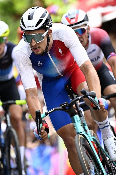 Le cycliste normand Kévin Vauquelin avec le maillot de l'équipe de France olympique lors de la course en ligne des JO de Paris, le 3 août 2024.