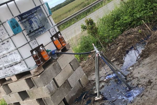 La citerne polluée. L'association Utopia 56 se demande si une espèce d'antigel pour voiture n'a pas été mis dans cette citerne.