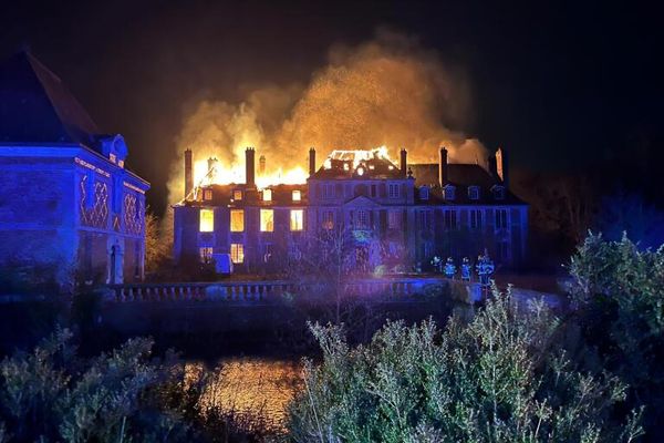 Un importnat incendie s'est déclaré au château de Serquigny (Eure) dimanche 31 décembre 2023.