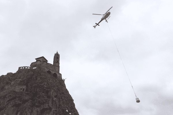 Un hélicoptère est intervenu ce mardi après-midi dans le cadre des travaux du rocher de l'Aiguilhe