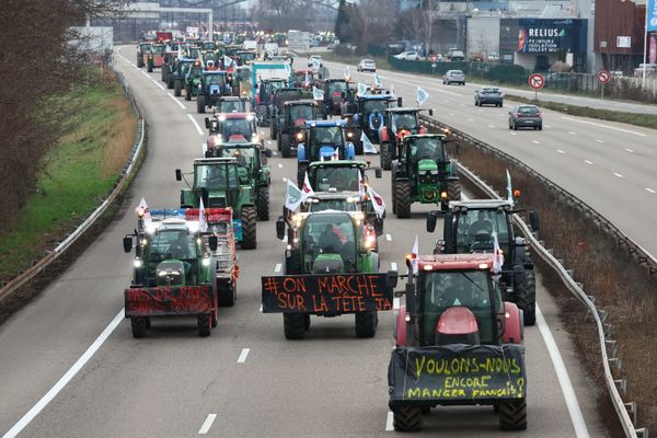 Des centaines d'agriculteurs se rapprochent des portes de Paris.