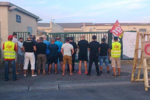 Rassemblement devant un des sites de Loomis. Photo non datée et non signée fournie par des salariés grévistes .