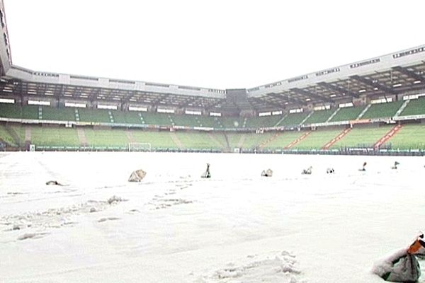 La pelouse du stade d'Ornano a été bâchée préventivement hier, mais le match Caen-Istres de ce soir est tout de même reporté à une date ultérieure