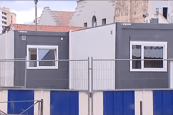 Villeurbanne  : des préfabriqués ou "bâtiments modulaires" installés à l'école Antonin Perrin (1/9/15)