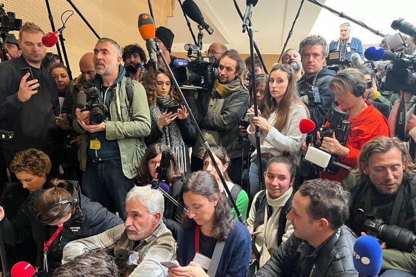 11H20 - Les journalistes attendent une déclaration de Gisèle devant la porte de la salle d’audience, une heure après, Gisèle n'était toujours pas apparue.