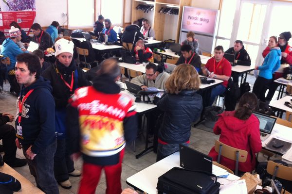 La salle de presse de la coupe du monde de combiné nordique à Chaux-Neuve