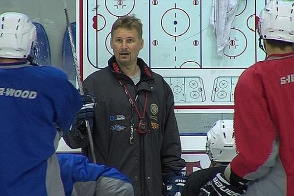 Vainqueur de Ligue Magnus en 2002 avec les Flammes Bleues en tant que joueur, Miikka Rousu entend désormais apporter toute son expérience depuis le banc.