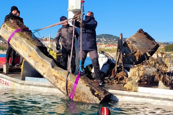 Les encombrants sont évacués à l'aide d'une barge et d'une grue.