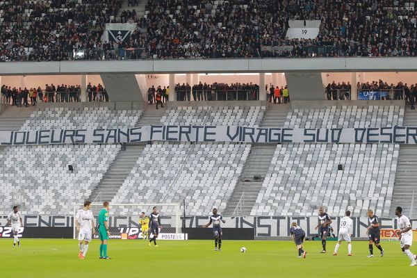 Le virage sud déserté par les supporters lors de la rencontre Bordeaux-Guingamp  le 6 décembre 2015.