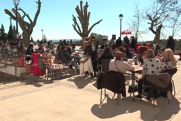 Les bars et restaurants sont ouverts jusqu'à 17 heures en Catalogne. 