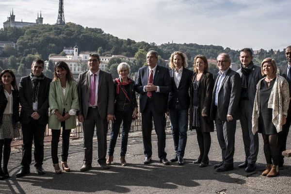 Les membres de la liste socialiste pour les élections régionales en Auvergne-Rhône Alpes, menée par Jean-Jacques Queyranne, photographiés à Lyon le 2 octobre 2015. 