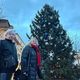 Josée et Jean-Marie n'ont pas pu résister à l'envie de venir voir sur place leur ancien sapin décoré.