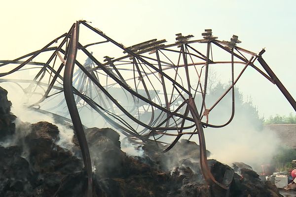 Un bâtiment agricole victime de l'incendie dans la nuit du 26 au 27 septembre à Simandre (Saône-et-Loire).