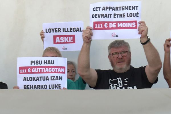 Les militants se sont réunis devant un appartement de Lahons.