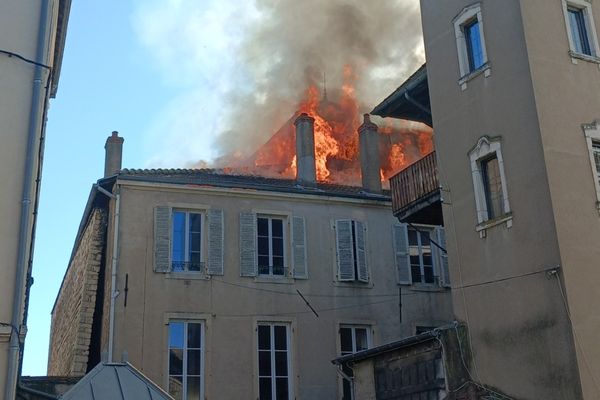 L'incendie de la maison au N°20 Rue Saint-Alexandre à Chalon-sur-Saône, photo prise par un témoin du drame.