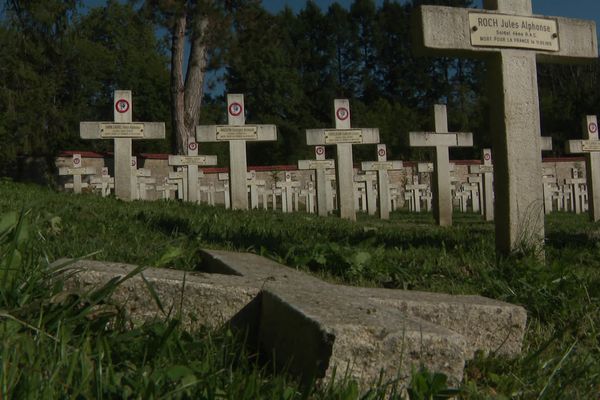 Des croix au sol, le ou les vandales ont dégradé 8 tombes de soldats morts pour la France.