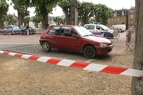 Le corps de la femme a été retrouvé à bord de ce véhicule rouge place Nassau, à Sedan (08).