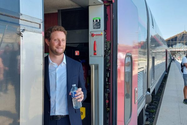 Le ministre des Transports, Clément Beaune, avec sa petite bouteille d'eau gratuite à la main.