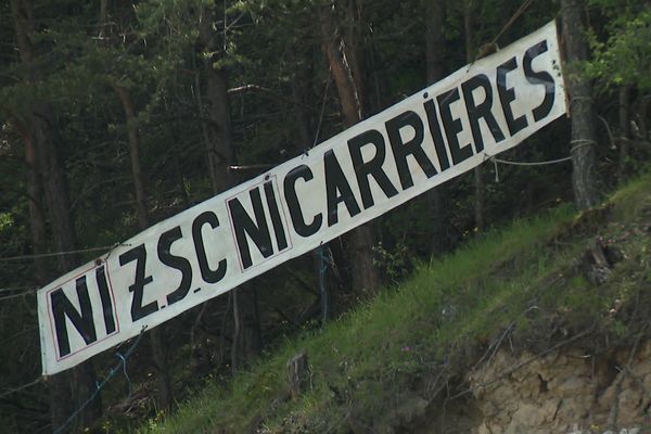 Un collectif de citoyens s'est formé, il y a plusieurs mois, pour s'opposer à l'exploitation d'une carrière de gypse dans le massif de la Maurienne.