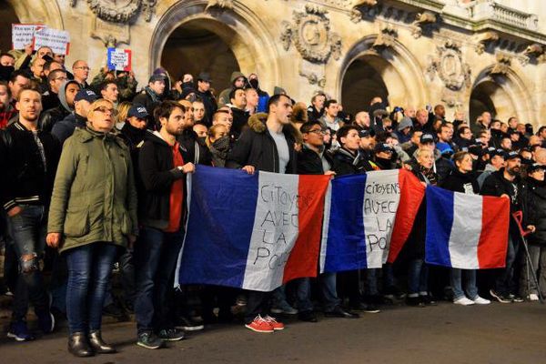 Des policiers manifestent, le 24 octobre 2016 à Paris. (MAXPPP)