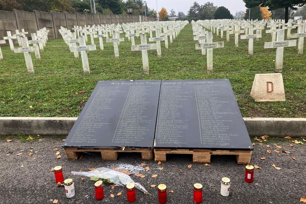 Trois jours après son installation, la fausse stèle déposée par le groupuscule d'extrême droite l'Action française était toujours visible à la nécropole nationale de Mulhouse.