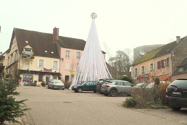 Un sapin loin des traditions à Saint-Sauveur-en-Puisaye (Yonne).