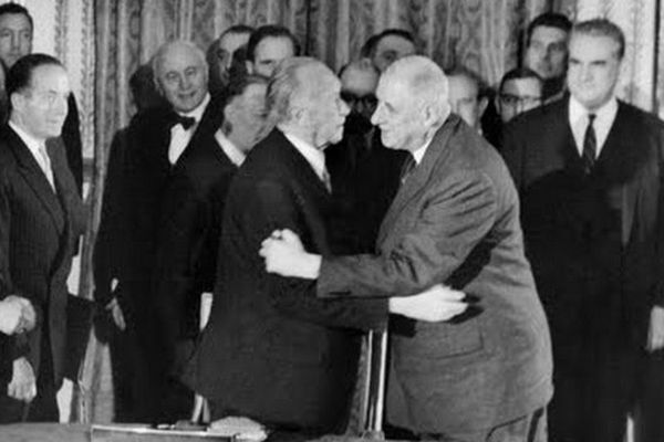 Le général de Gaulle embrasse le chancelier allemand Konrad Adenauer après la signature du traité de coopération franco-allemand le 22 janvier 1963 dans le salon Murat du Palais de l'Elysée.
