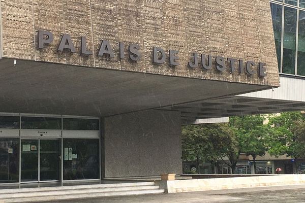 Ils comparaîtront devant le tribunal de police qui juge des contraventions