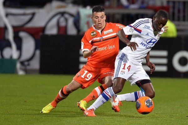 Mouhamadou Dabo et Bryan Pele au cours de la rencontre opposant Lyon (OL) à Lorient (LFC) au stade de Gerland (10/05/14) 