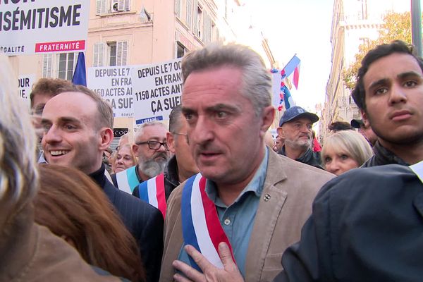 Stéphane Ravier (au milieu) pris à partie pendant la marche contre l'antisémitisme, organisée à Marseille.