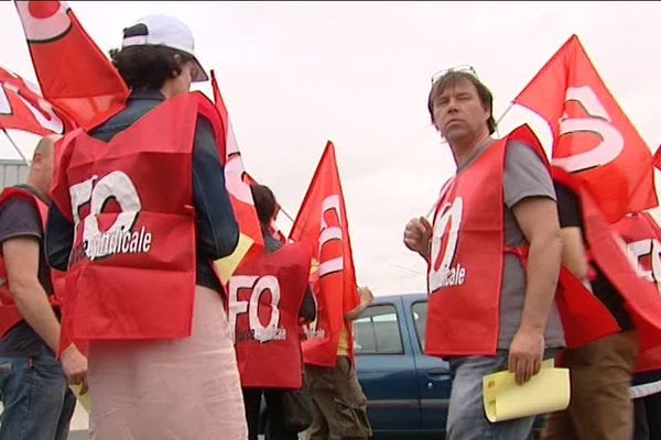 Mobilisation du syndicat FO devant la Blanchisserie Blésoise pour dénoncer les conditions de travail et le traitement réservé aux candidats aux élections professionnelles.  11 juillet 2016. La Chaussée Saint-Victor (Loir-et-Cher)