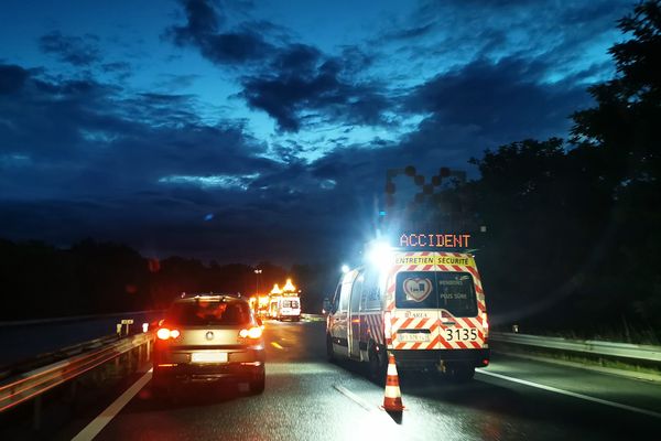 Signalisation d'un accident sur autoroute.