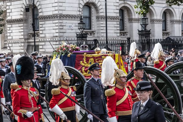 Le cercueil de la reine Elizabeth II placé sur l'affût de canon dans les rues de Londres.