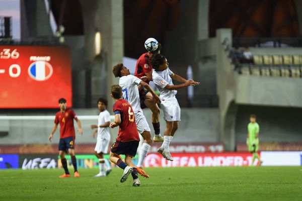 L'équipe de France de Tidiam Gomis et Mathis Lambourde a disposé de l'Espagne en demi-finale de l'Euro U17 en Hongrie.