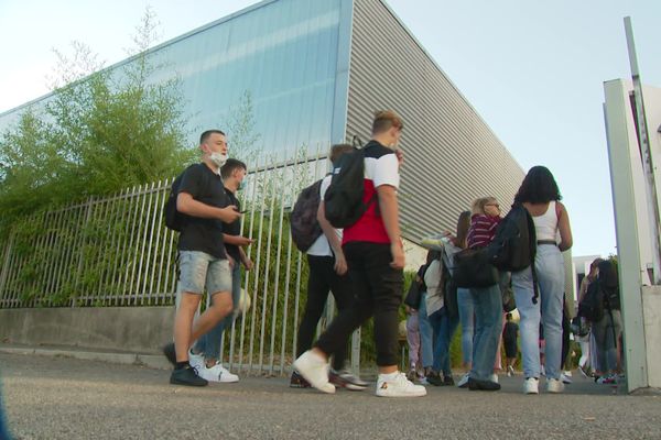 Actuellement, les élèves positifs au Covid sont confinés pendant 15 jours chez eux. Mais pas question de prendre du retard pour autant ! Le télé-enseignement est déjà activé. 