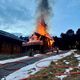 Malgré l'intervention des pompiers, le chalet a subi d'importants dégâts et menace de s'effondrer.