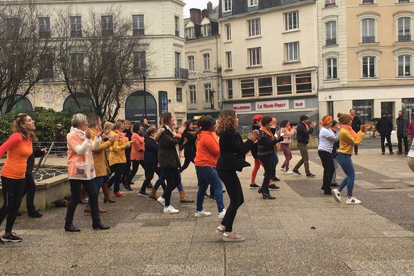 Une quarantaine de personnes sont venues au rendez-vous pour ce flashmob.