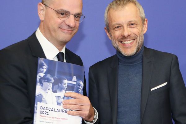 Le ministre de l'Éducation Jean-Michel Blanquer et l'ancien directeur de Science-Po Lille Pierre Mathiot.