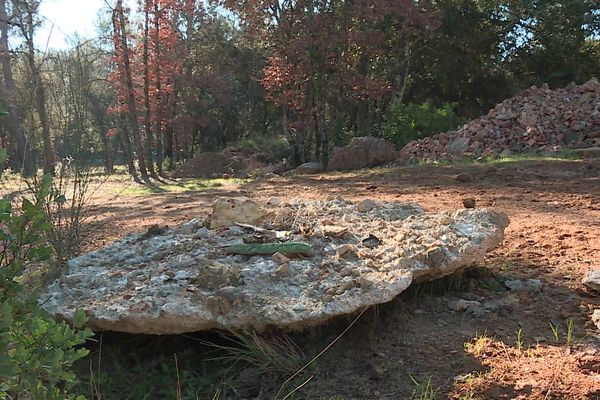 Dans le jardin de ce retraité varois trônent les vestiges de chantiers du BTP que des camions ont déversés par centaines de kilos, sans même son aval.