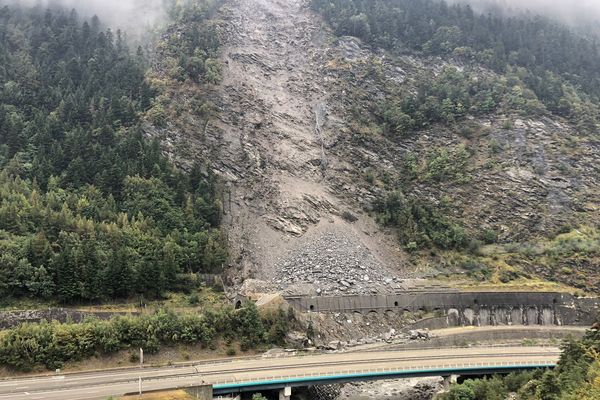 Un écroulement rocheux s'est produit le 27 août dans la vallée de la Maurienne (Savoie), provoquant la coupure de plusieurs routes et du trafic des trains.