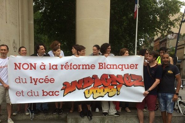 Les professeurs en grève étaient une soixantaine à manifester ce lundi matin à Toulouse