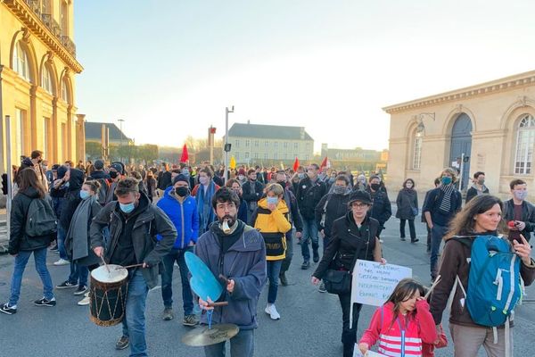 Un cortège calme samedi dernier, avec 5000 personnes à Caen. Mais quelques tensions entre manifestants et policiers ont éclaté, dans les rues piétonnes, avec des tirs de lacrymogène. Les commerçants ne veulent plus subir.