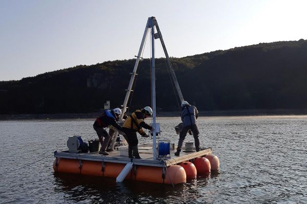 Le lac d'Issarlès (Ardèche) fait l'objet d'une opération de carottage sous la direction de l'université de Clermont-Ferrand ce mardi 30 septembre.