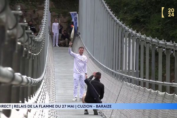 La flamme olympique traverse un pont himalayen dans l'Indre