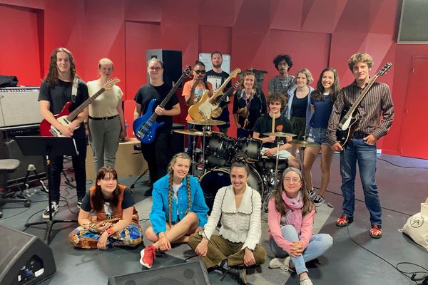 Les treize stagiaires de la Rock School de Guingamp-Paimpol agglomération accompagnés du directeur musical Matthieu Isana (avec les lunettes de soleil) et de Lisenn Muzellec, coordinatrice du projet.