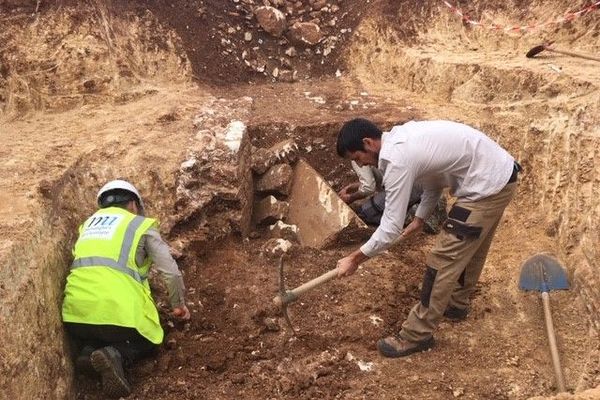 Les fouilles sont réalisées par une équipe spécialisée dans l'archéologie préventive, c'est à dire en amont des chantiers de construction. 