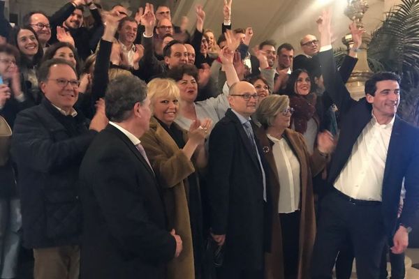 Jérôme Baloge, réélu dès le premier tour à Niort, fête la victoire avec ses supporters.