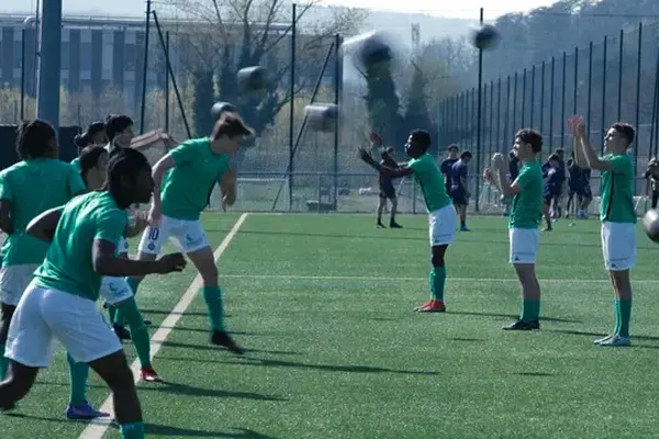 "Le centre" d'Alexandre Donot et Raphaël Rivière . Le quotidien des jeunes footballeurs du centre de formation de l'ASSE.