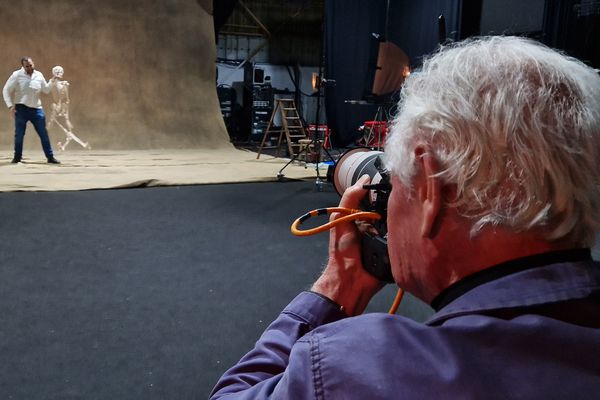 Le photographe Yann Arthus-Bertrand a installé son studio photo itinérant jusqu'au 29 mars dans les locaux de l'entreprise ATACC international à Ajaccio.