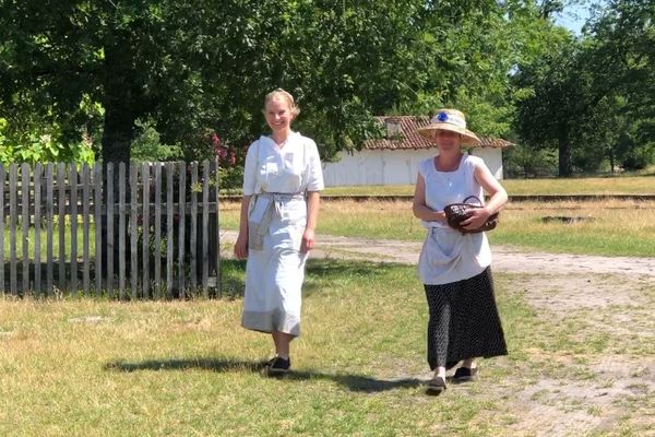 A l'Ecomusée de Marquèze, à Sabres, deux paysannes en costumes d'époque.